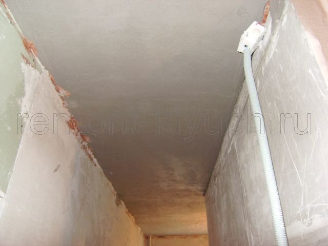 Удаление плесени и протечек, штукатурка и выравнивание гипсовыми составами потолка и стен в коридоре по направляющим маякам, установка элементов и провода для скрытой электропроводки 