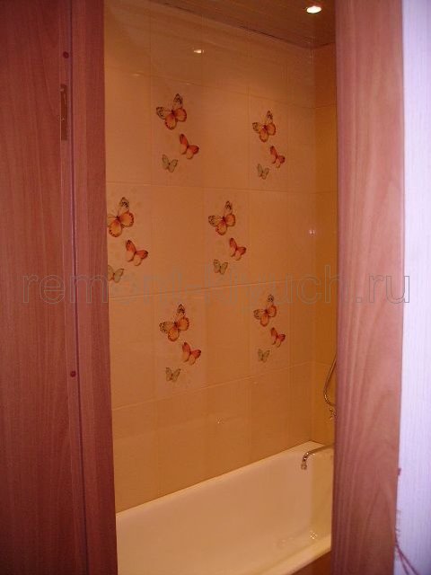 Установка ванны, дверного блока с фурнитурой, облицовка стен санузла керамическими плитками с декором