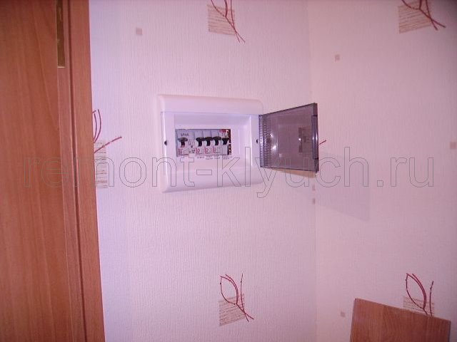 Оклеивание стен коридора виниловыми обоями с рисунком, установа УЗО, Диф автоматов