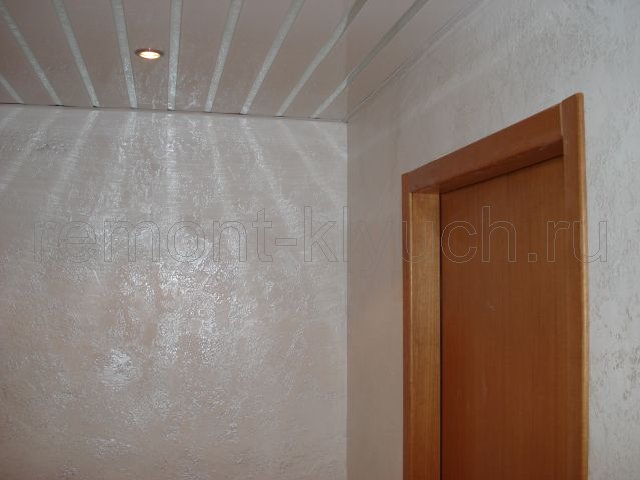 Оклеивание обоями стен коридора, устройство подвесного реечного потолка с точечными светильниками, монтаж дверного блока с дверью, доборами и наличниками