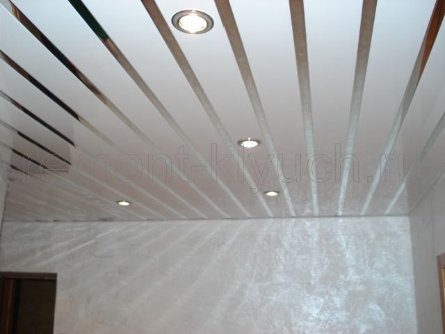 Готовый вид устройства подвесного реечного потолка с точечными светильниками