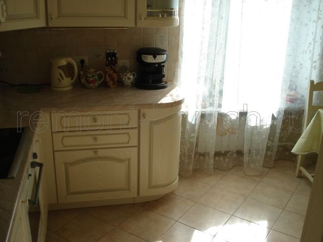 Устройство пола на кухне из керамических плиток с затиркой швов, уложенных по диагонали, установка радиаторов отопления, кухонной мебели