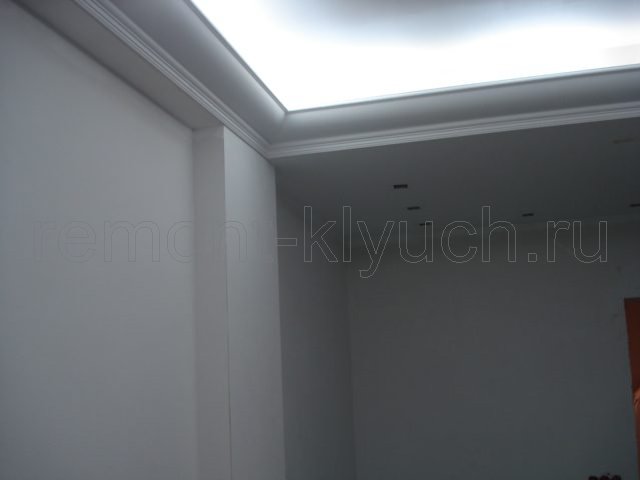 Устройство подвесного потолка с потолочным плинтусом-карнизом и внутренней подсветкой, высверливание отверстий в подвесном потолке для точечных светильников