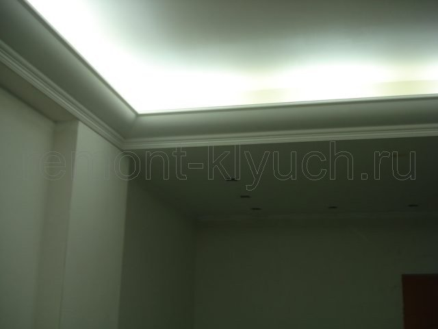 Подсветка подвесного потолка с устойством карниза из тв.полиуретана, окрашенного краской