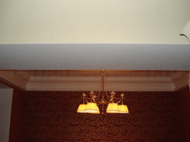 Готовое устройство из керамической мозаики - устройство потолочного плинтуса-карниза из полиуретана, оклеивание стен конаты шелковыми обоями, навеска центральной потолочной люстры