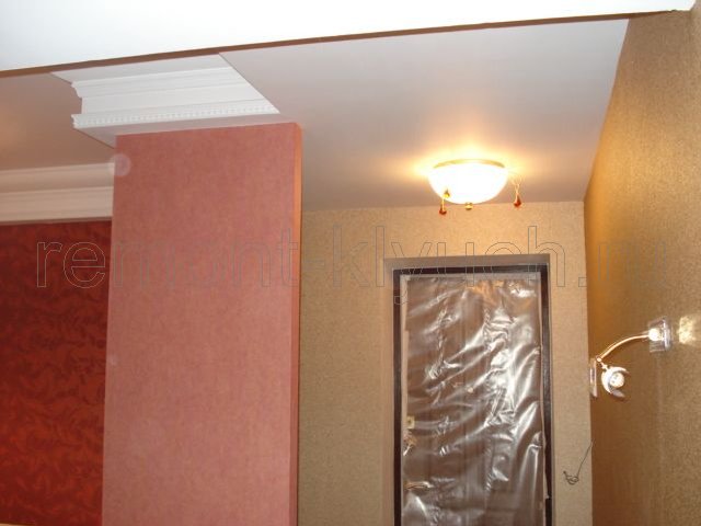 Готовое устройство из керамической мозаики - установка металлической входной двери, оклеивание стен коридора и комнат обоями вип класса, монтаж потолочных и настенных светильников