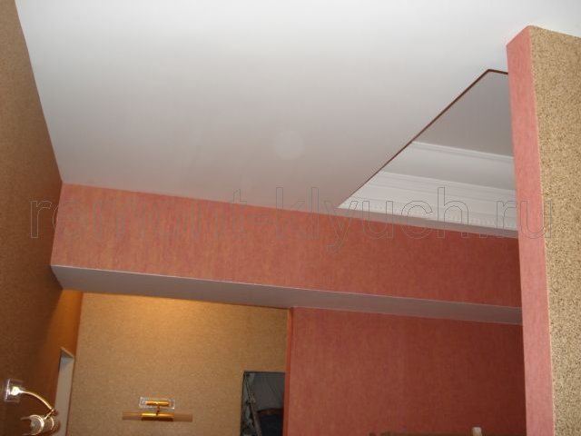 Готовое устройство из керамической мозаики - вид подвесного потолка из ГКЛ, окрашенного в/д краской, оклеивание стен шелковыми обоями вип класса