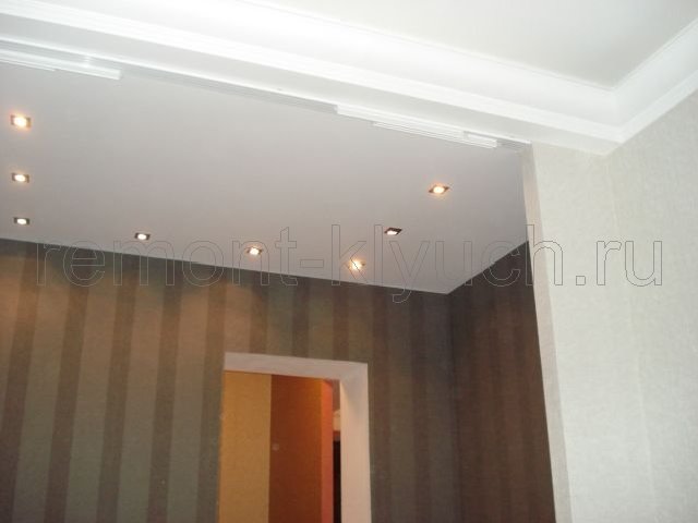 Готовое устройство из керамической мозаики - устройство подвесного потолка из ГКЛ с встроенными светильниками, оклеивание стен обоями вип класса с подбором рисунка