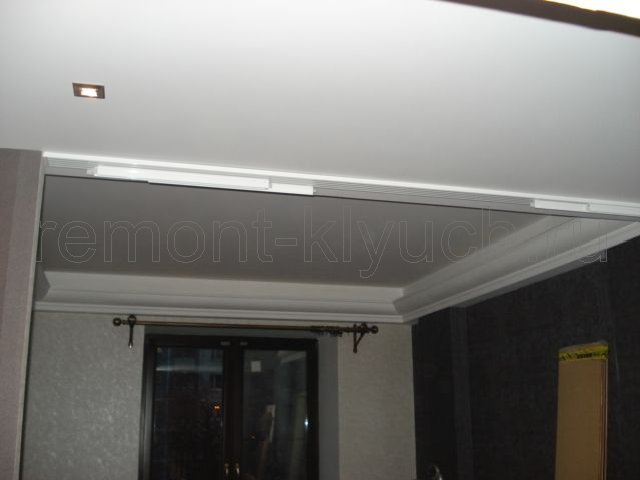 Готовое устройство из керамической мозаики - устройство подвесного потолка из ГКЛ с устройством потолочного плинтуса из полиуретана со светильниками, оклеивание стен шелковыми обоями, установка карниза на окно для штор