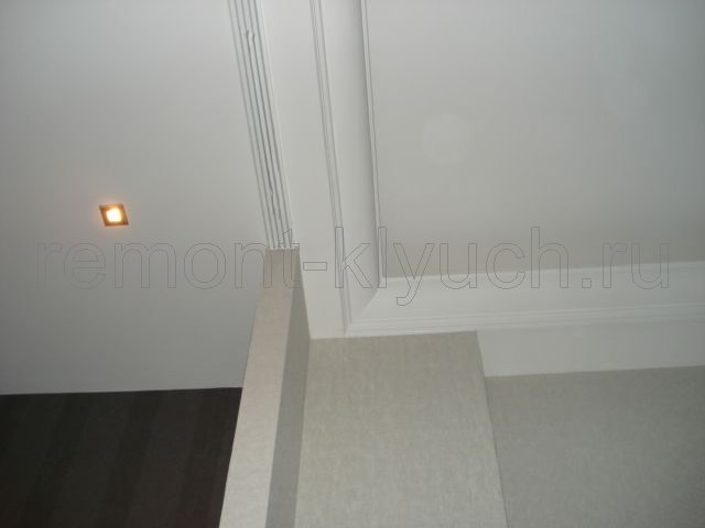 Оклеивание стен шелковыми обоями, вид подвесного потолка с точечными светильниками, потолочным плинтусом-карнизом из полиуретана