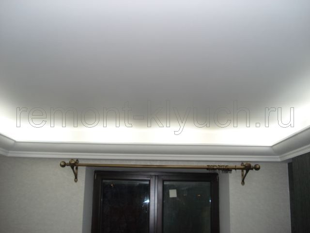 Общий вид внутренней подсветки подвесного потолка в комнате, установка карниза для штор
