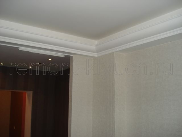 Оклеивание стен комнаты шелковыми обоями вип класса, окраска потолка и потолочного плинтуса в/д краской