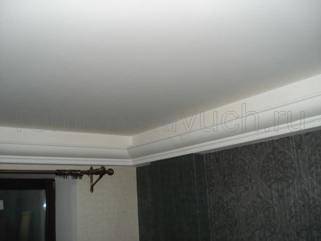 Готовый подвесной потолок после ремонта с потолочным плинтусом, окрашенные в/д краской
