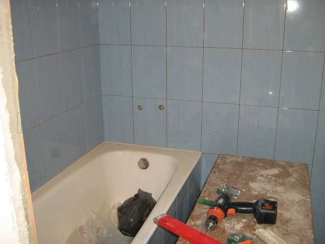 Установка ванны, устройство экрана ванны из пеноблоков, облицованного керамическими плитками, высверливание в керамических плитках отверстий