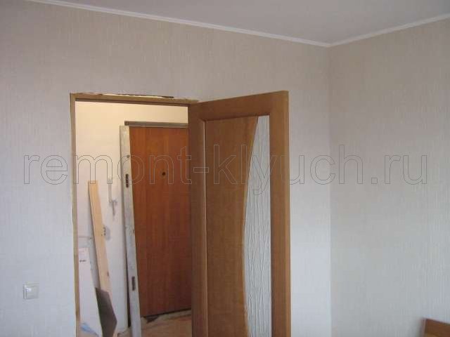 Оклеивание стен комнаты виниловыми обоями без рисунка, монтаж дверного блока с остеклёным полотнищем двери
