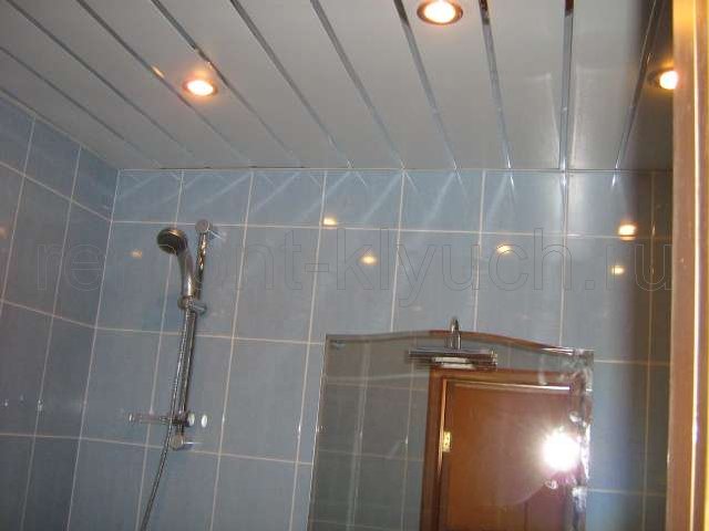 Устройство подвесного реечного потолка с встроенными светильниками, установка стойки для лейки душа, зеркала 