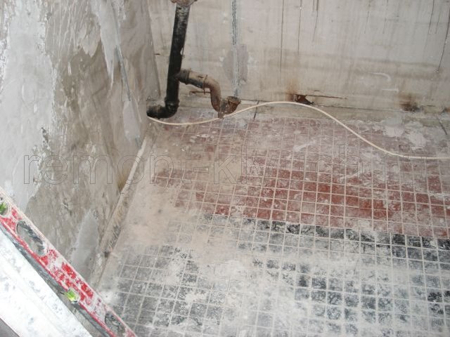 Демонтаж старого напольго покрытия, сарой керамической плитки, карски, обоев сос тен и потолка, труб канализации и водопровода