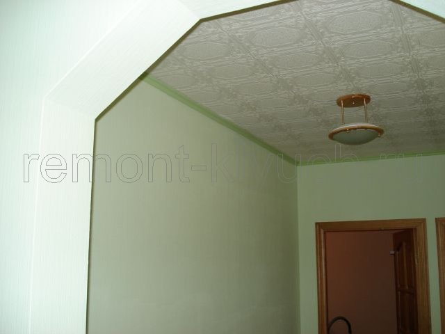Оклеивание потолка обоями с подбором рисунка, окраскастен коридора и потолочного плинтуса краской с колором, навеска потолочной люстры, установка межкомнатных дверей