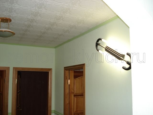 Оклеивание потолка обоями с подбором рисунка, окраскастен коридора и потолочного плинтуса краской с колором, навеска потолочной люстры и установка настенного светильника, установка межкомнатных дверей с фурнитурой