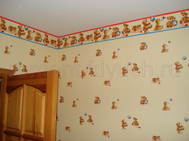 Окраска потолка матовой краской, оклеивание стен комнаты обоями с подбором рисунка, наклейка фигурной ленты по периметру потолка с подбором рисунка, монтаж дверного блока с фурнитурой
