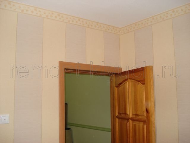 Оклеивание стен комнаты обоями с подбором рисунка (полоска), монтаж дверного блока с полотнищем двери, доборами, наличниками