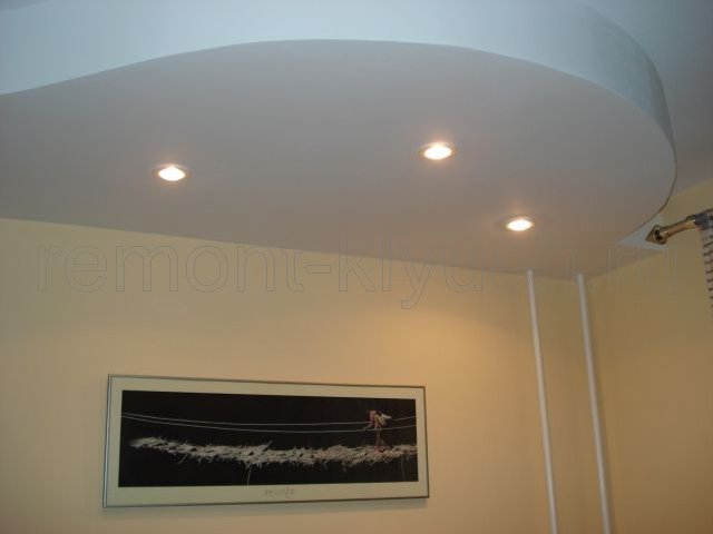 Окраска стен комнаты, труб отопления и устройства подвесного потолка из ГКЛ с встроенными светильниками в/д матовой краской, навеска картины