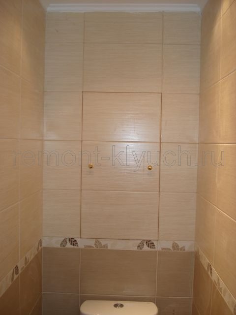 Установка унитаза, сантехнической дверцы в коробе, облицованной как и стены туалетной комнаты керамическими плитками с устройством бордюра и затиркой швов