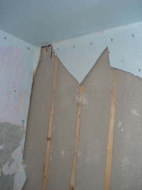 Демонтажные работы по удалению гипсолитовых стен сантехкабины