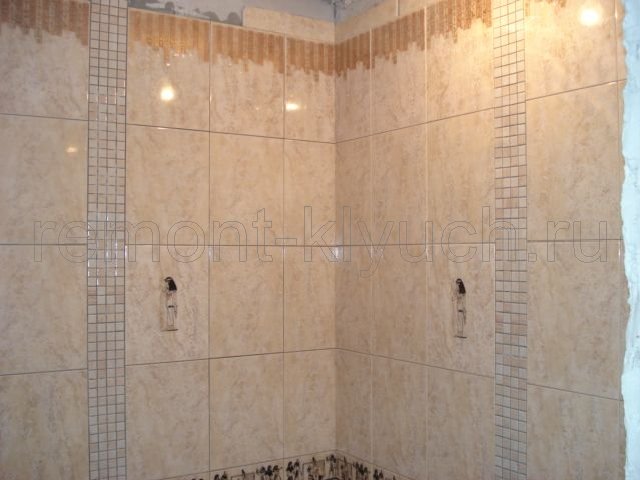 Облицовка стен ванной керамической плиткой с декором и бордюром