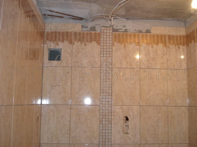 Облицовка стен ванной комнаты керамической плиткой с декором и бордюром, высверливание отверстий в керамической плитке