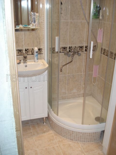 Готовый вид ванной с установленной душевой кабиной, Мойдодыром, сантехнической мебелью