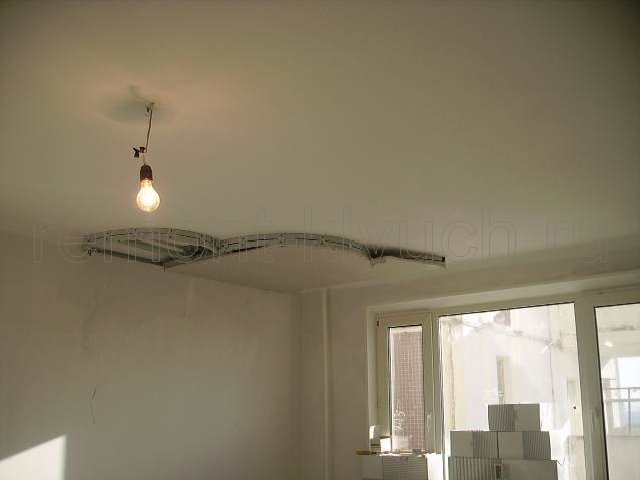 Монтаж основы разноуровнего устройства подвесного потолка из ГКЛ сложной формы в комнате