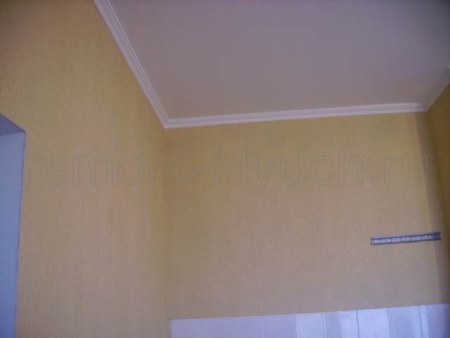 Окраска в/э краской потолка, установка потолочного плинтуса, частичное оклеивание стен кухни обоями под покраску, окраска стен по обям в 2 раза с колором