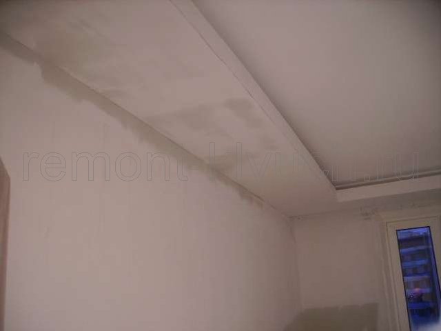 Штукатурка гипсовыми составами устройства подвесного потолка с нишами в комнате