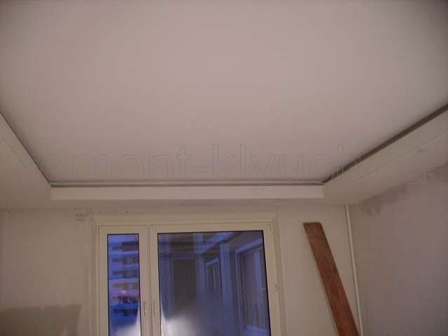 Общий вид отштукатуренного подвесного потолка из ГКЛ с нишами в комнате