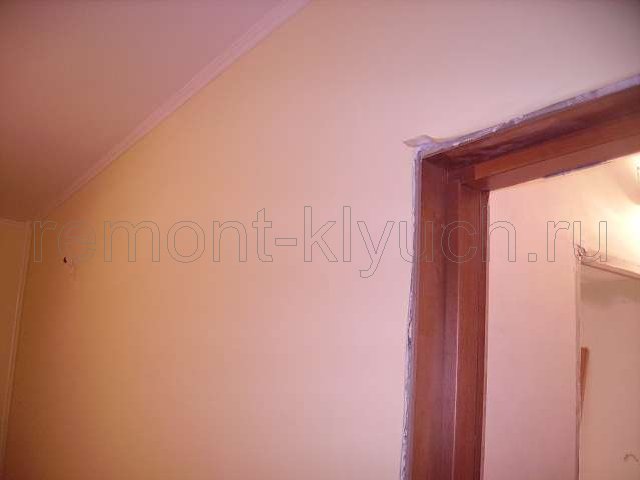 Окраска стен краской с колором по обоям, монтаж дверного блока с доборами