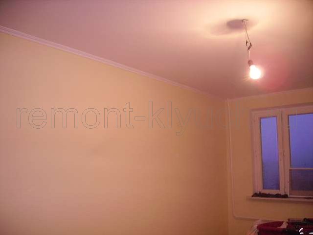 Окраска стен комнаты краской с колором по обоям,окраска в/э краской потолка, трубы отопления