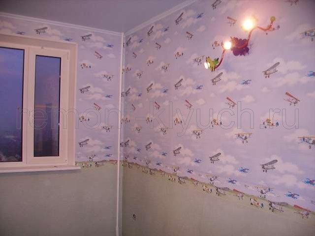 Оклеивание стен комнаты виниловыми обоями двух тонов с устройством бумажного бордюра, установка настенного светильника
