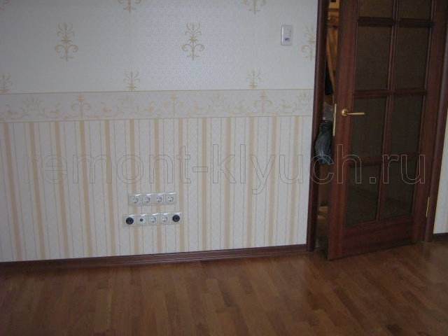 Оклеивание стен комнаты виниловыми обоями с подбором рисунка и бордюром, установка выключателей и розеток, установка дверного блока двери