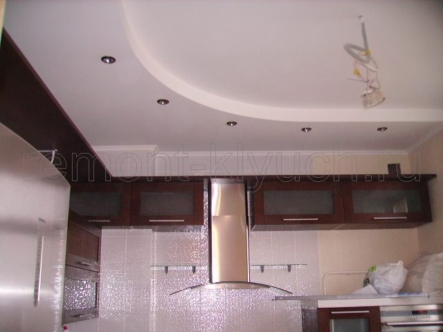 Окраска вододисперсионной краской подвесного потолка с точечными светильниками, монтаж потолочного плинтуса, устройство вентиляционных каналов на кухне
