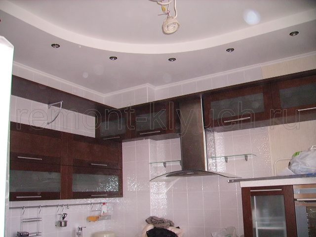 Готовый вид стен на кухне, облицованных керамической плиткой с затиркой швов, навеска кухонных шкафов
