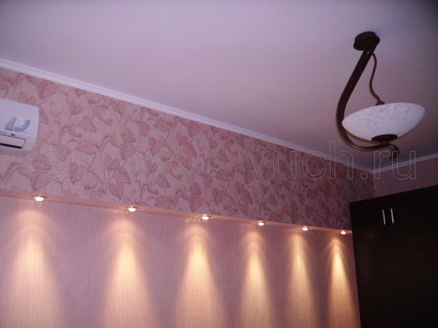 Общий вид ниши из ГКЛ со светильниками, оклеянной виниловыми обоями в комнате