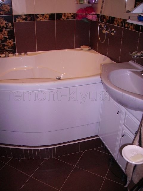 Готовый вид устройства пола из керамических плиток с бардюром, выложенного по периметру акриловой ванны