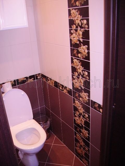 Установка унитаза, облицовка стен туалета керамической плиткой нестандартного размера с бордюрами
