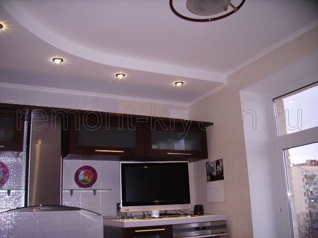 Общий вид подвесного потолка с встроенными светильниками и окрашенных откосов окна краской на кухне