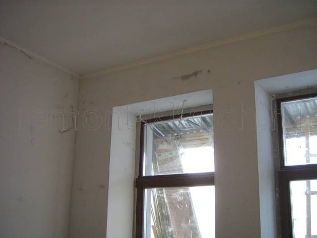 Монтаж окон, штукатурка и выравнивание стен, потолка, откосов окна гипсовыми смесями по направляющим маячкам