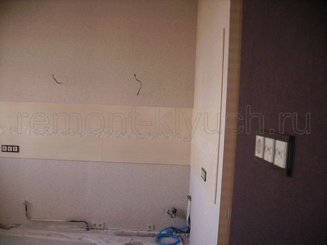 Оклеивание стен кухни обоями под покраску, устройство фартука из керамической плитки на кухне