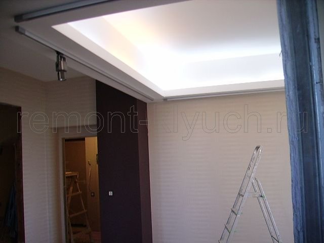 Окрашенный в/э краской подвесной потолок с внутренней подсветкой, окраска стен в/э краской по обоям