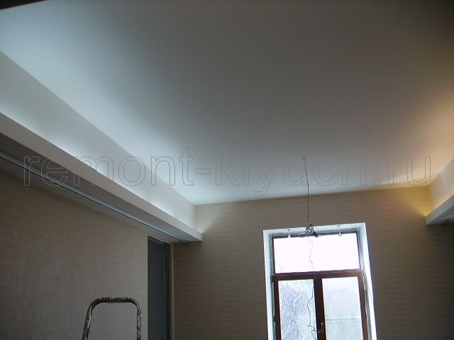 Окрашенный в/э краской подвесной потолок из ГКЛ в комнате с внутренней подсветкой, окраска откосов окна латексной краской