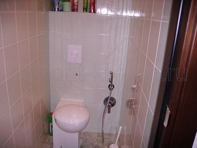 Облицовка стен туалета керамической плиткой с затиркой швов, установка унитаза с инсталляцией, смесителя для гигиенического душа